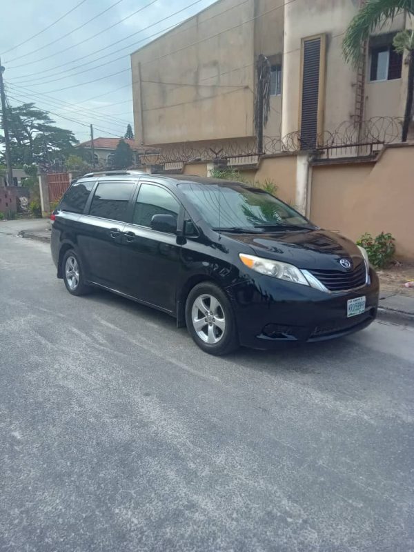 2015 Toyota Sienna - Image 2