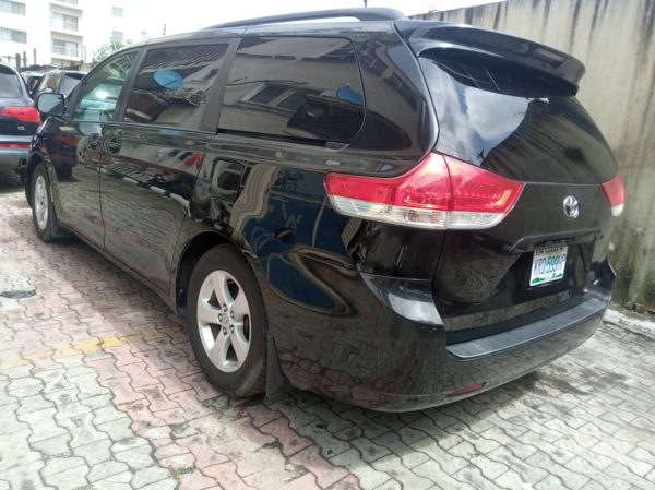 2015 Toyota Sienna - Image 3