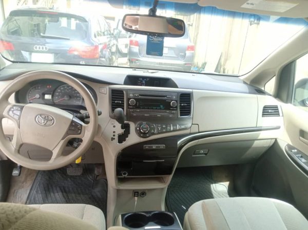 2015 Toyota Sienna - Image 6