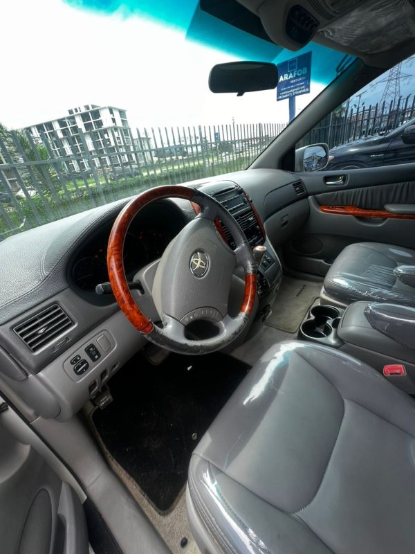 2006 Toyota Sienna - Image 2