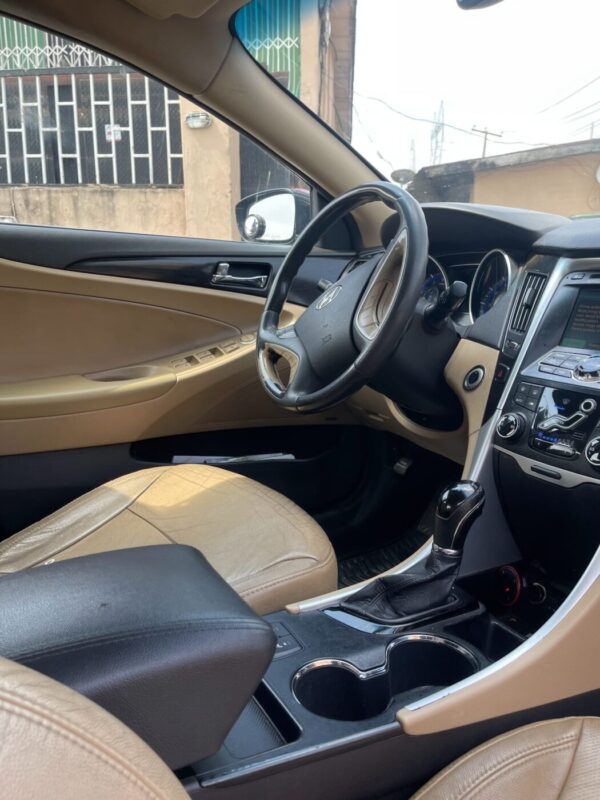 2012 Hyundai Sonata - Image 3
