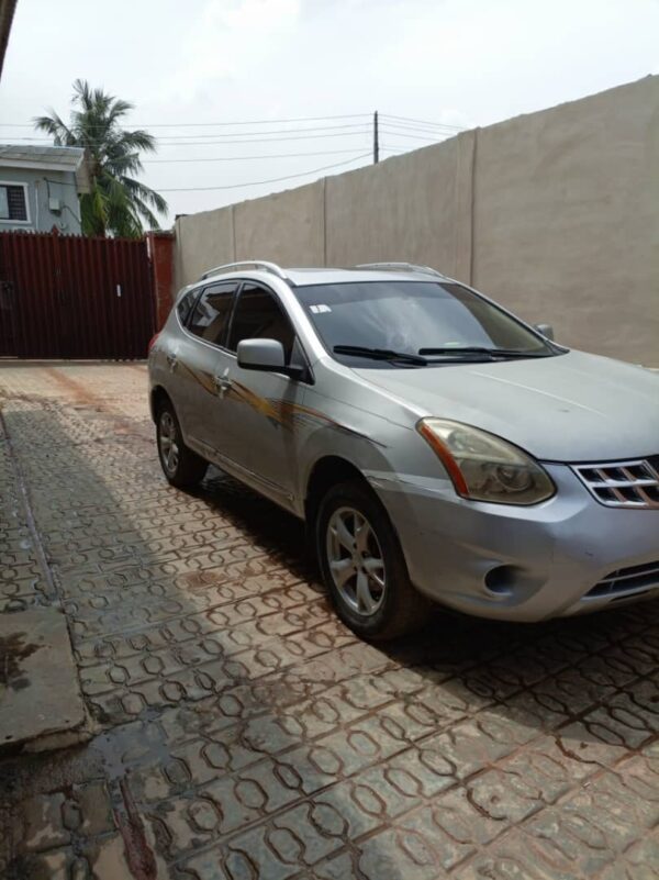 2011 Nissan Rouge - Image 2