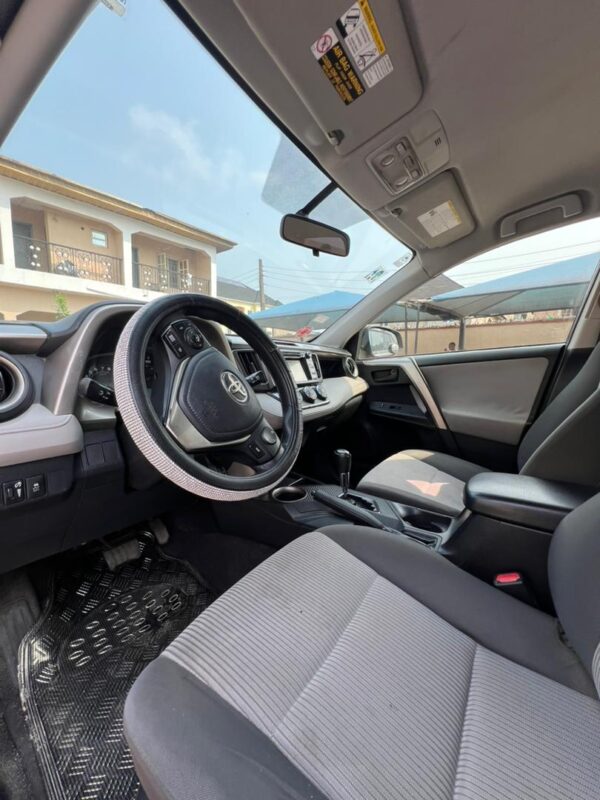 2015 Toyota RAV4 - Image 3