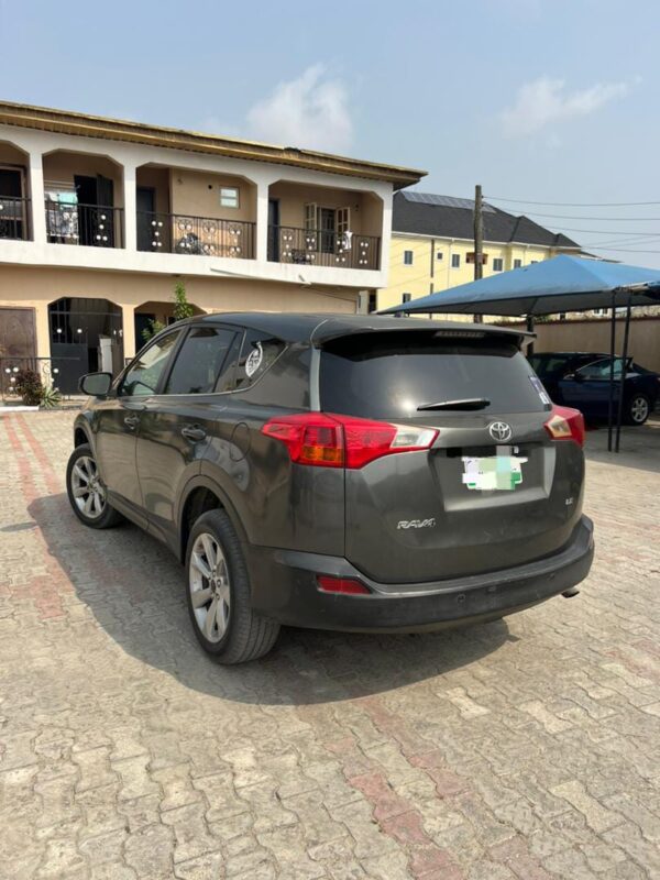 2015 Toyota RAV4 - Image 5